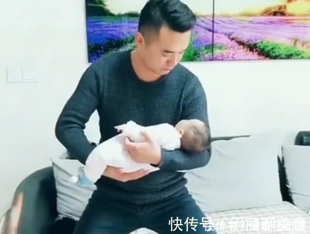 宝宝|宝宝“全副武装”看电视,宝妈在一旁睡倒,孩子:这届家长真难带