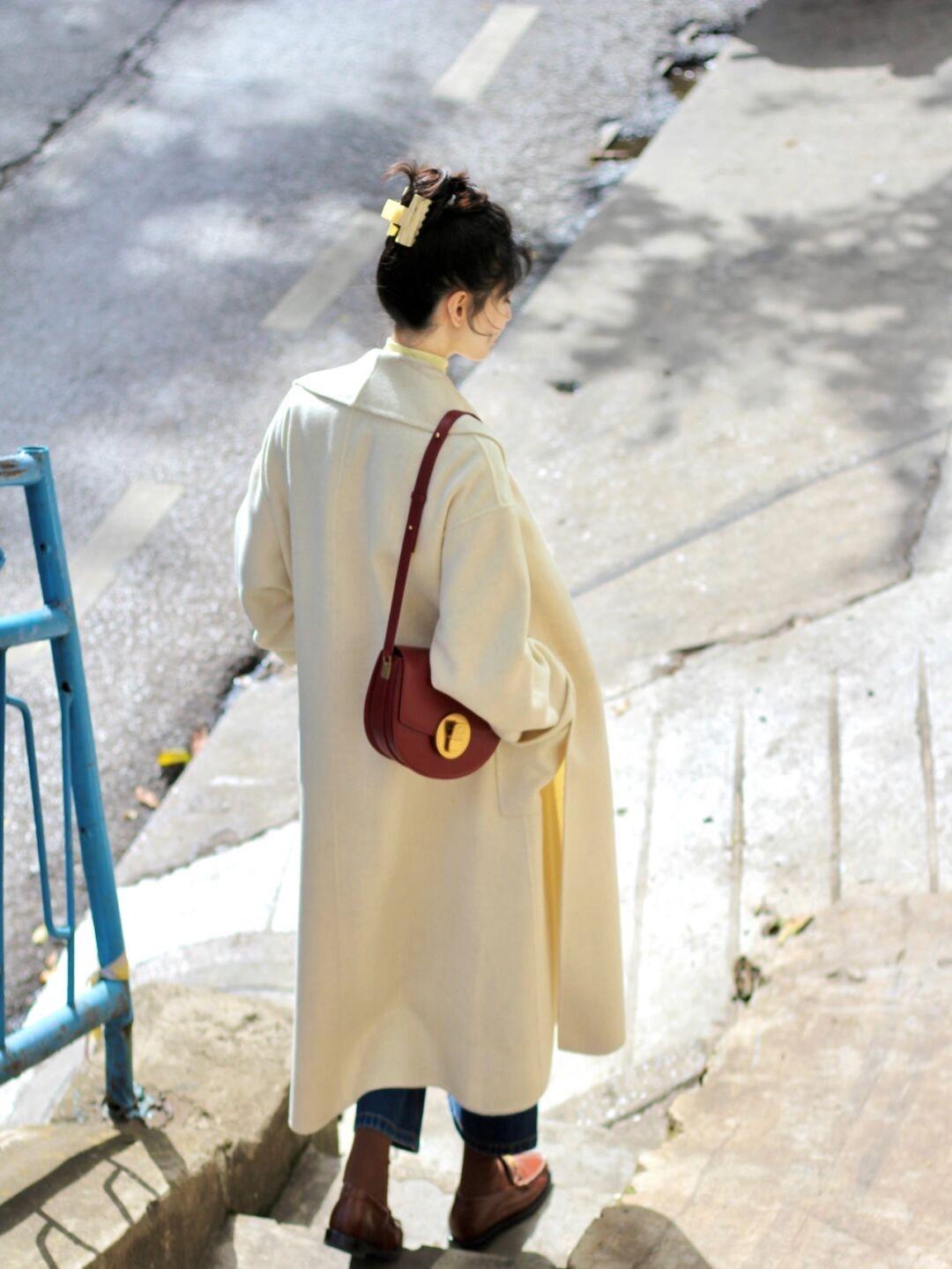 知性 秋冬大衣别乱选，奶黄色大衣更温柔，搭配白色阔腿裤知性又优雅！