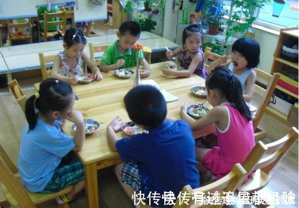 香蕉|一根香蕉分三段,幼儿园分水果遭质疑,3000托费吃不起一根香蕉?