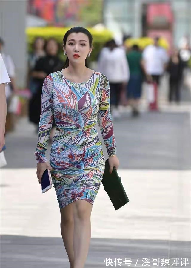 小姐姐 印花裙打扮彰显十足个性,优雅成熟稳重,靓丽迷人!