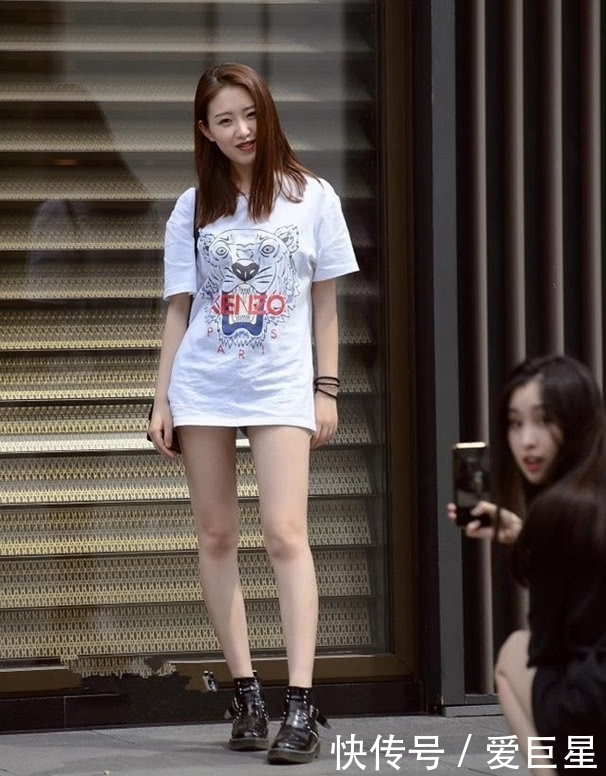 街拍:文艺女神身着“青花瓷”旗袍,长发及腰,温婉动人!