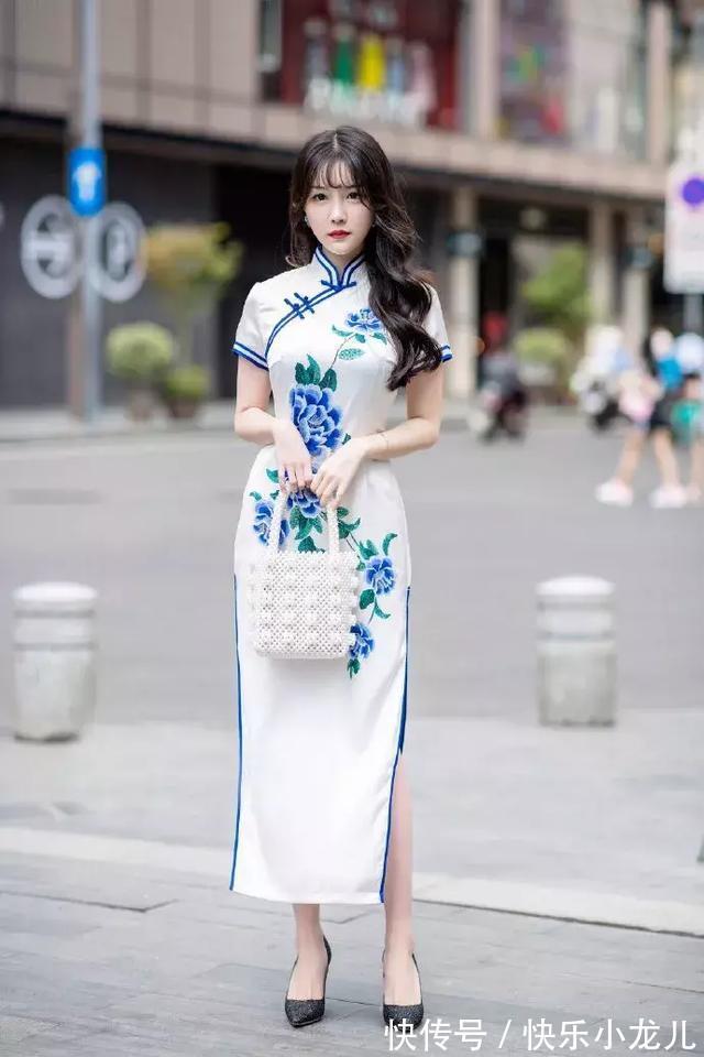 高跟鞋 高腰设计的款式,比如高腰的牛仔裤,显得身材更加高挑纤瘦