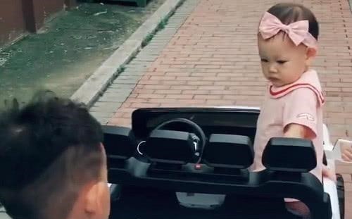 男孩子|霸道哥哥开“敞篷车”带妹妹取快递火了,主要副驾驶还有个“妞”