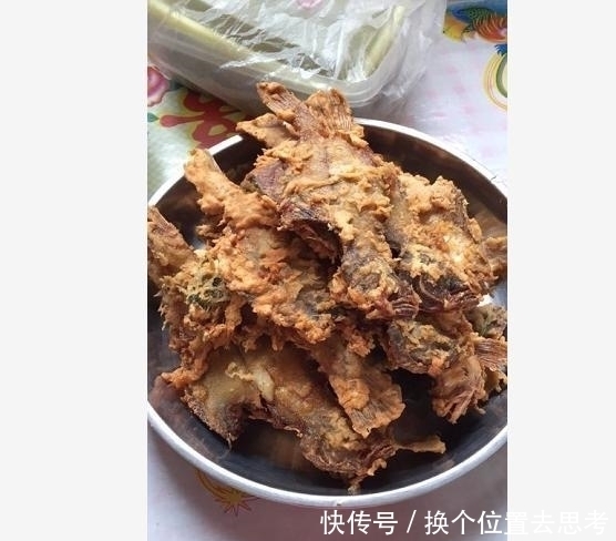 农村美食,这样的炸鱼方式,还是头一次见!