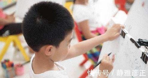 宝妈|一岁女儿“抓周”,宝妈看到孩子抓的东西后瞬间捂脸真是没眼看