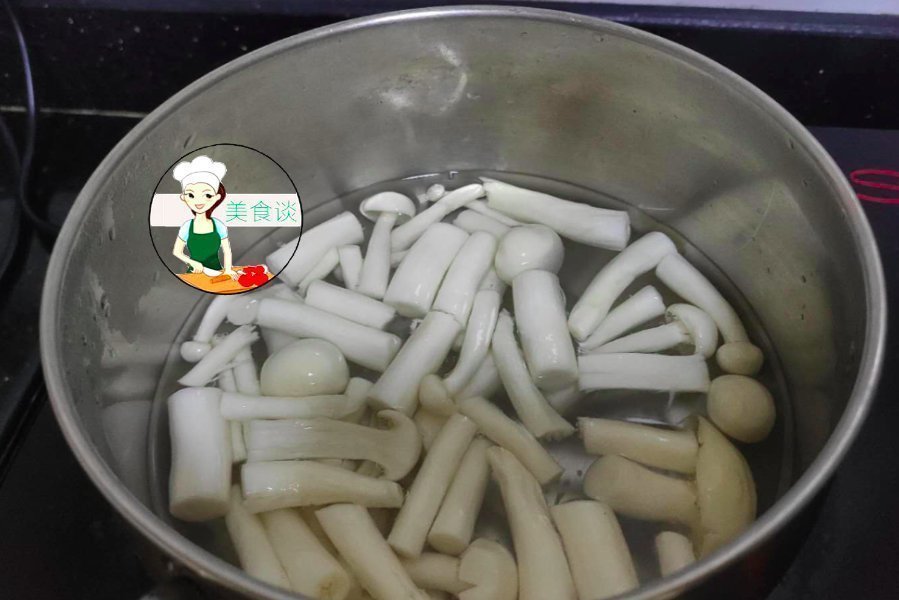 入秋后,这两样素菜一起炒,不放肉也很鲜甜,营养实惠,儿子爱吃