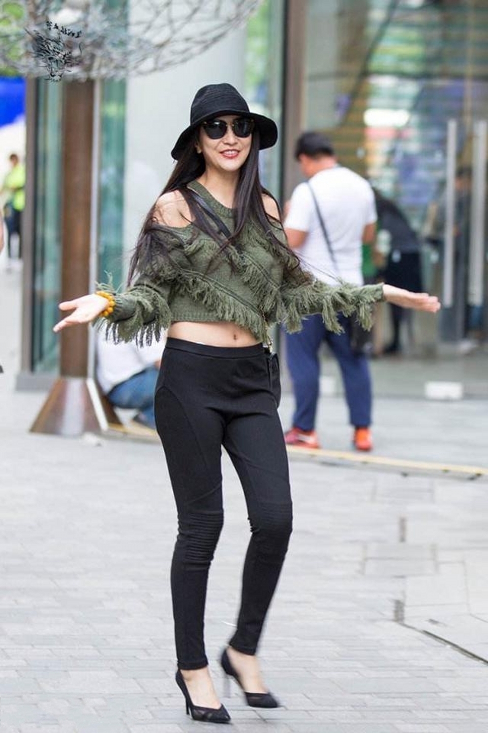 街拍,夏日选择小范围的露脐装,时尚又个性