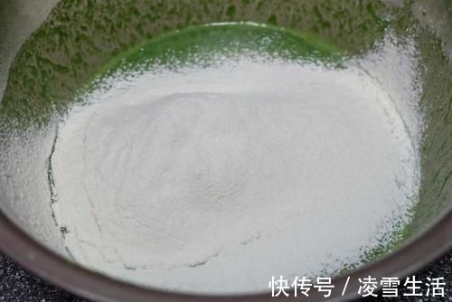 5颗鸡蛋,一把菠菜,就可以吃到又嫩又润的戚风蛋糕,总吃也不够
