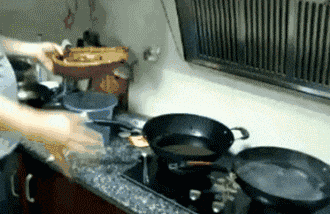 |搞笑GIF段子:你这样伤害我,你可要为我的下半生负责啊!