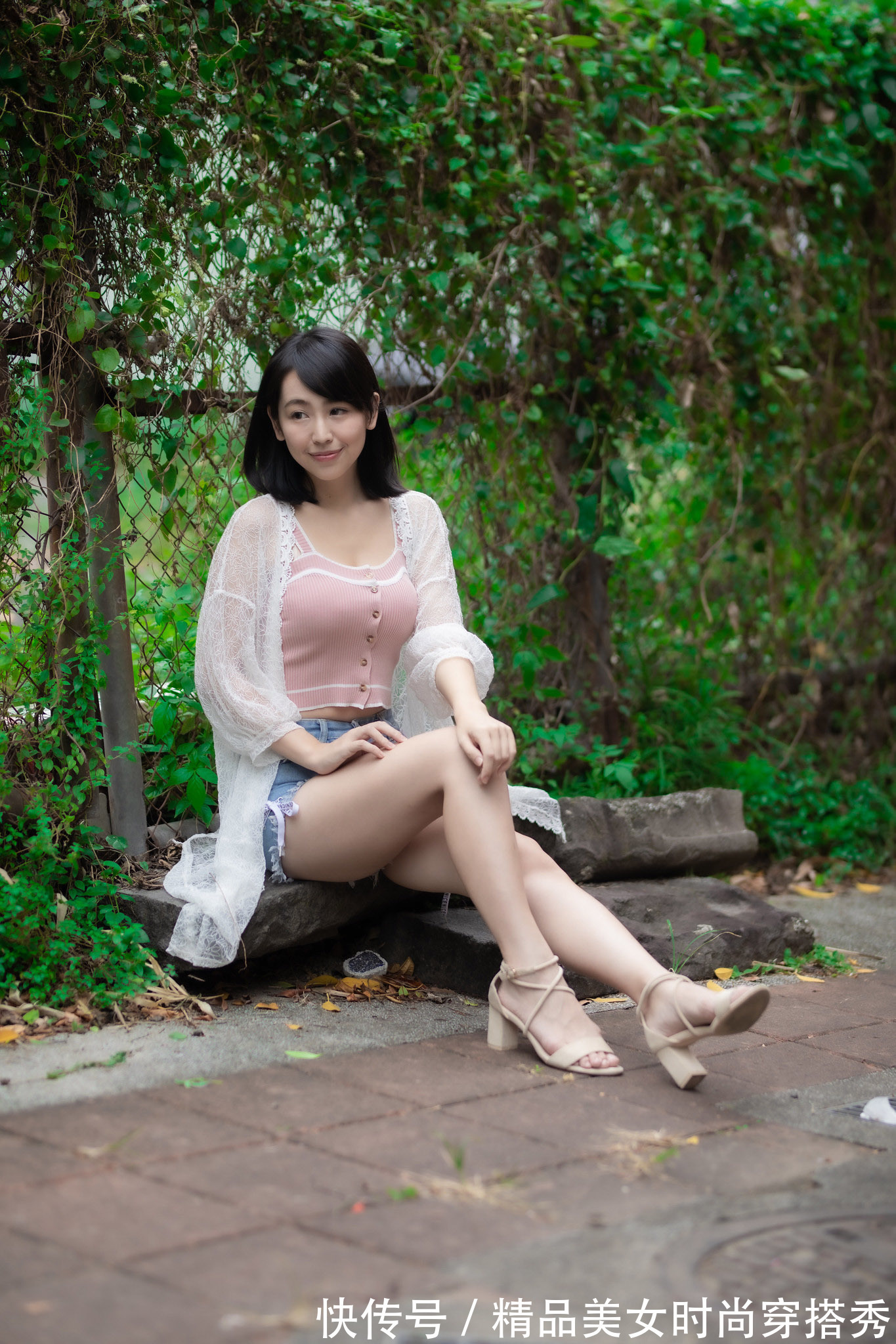 防晒|清凉干净的穿搭才会更吸引眼球，一件吊带、一件防晒长衫足矣