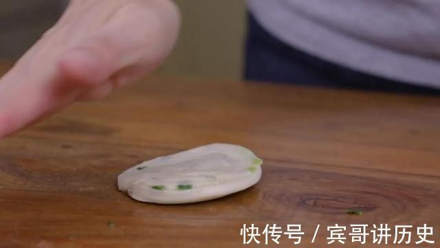 排队4个小时才能吃到的网红葱油饼，只要简单几步在家就能做