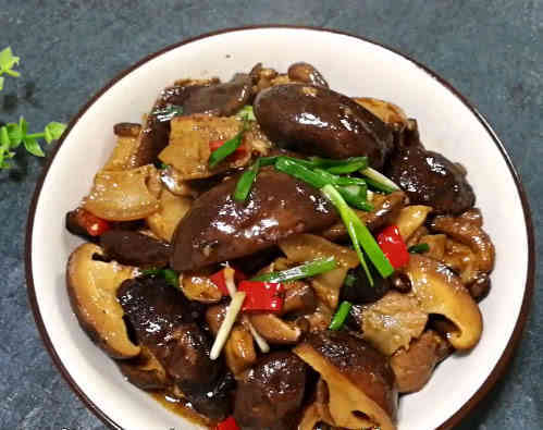 技巧|香菇炒肉怎么做才好吃,饭店大厨教你一个小技巧,好吃到停不下来