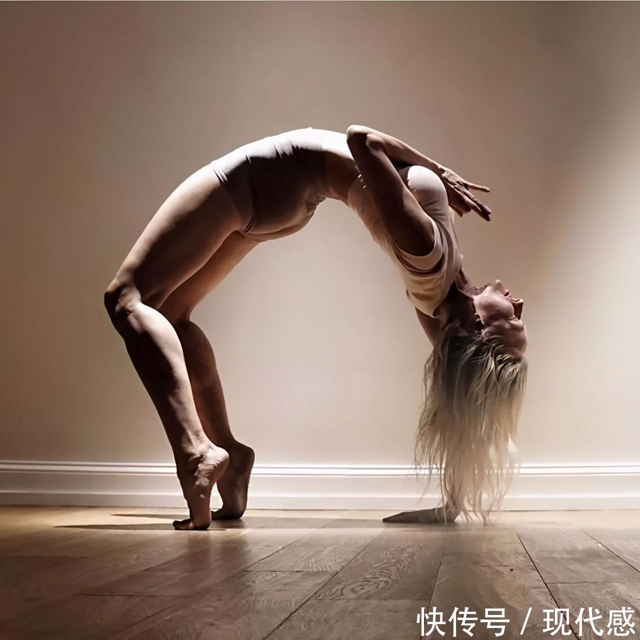 两只脚|练瑜伽分年龄吗?她30岁才开始练瑜伽,却因分享瑜伽照成世界网红