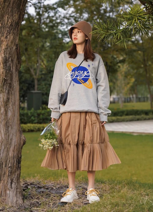 卫衣下面一定不要穿裤子，今年流行这样穿，时髦显高很适合小个子