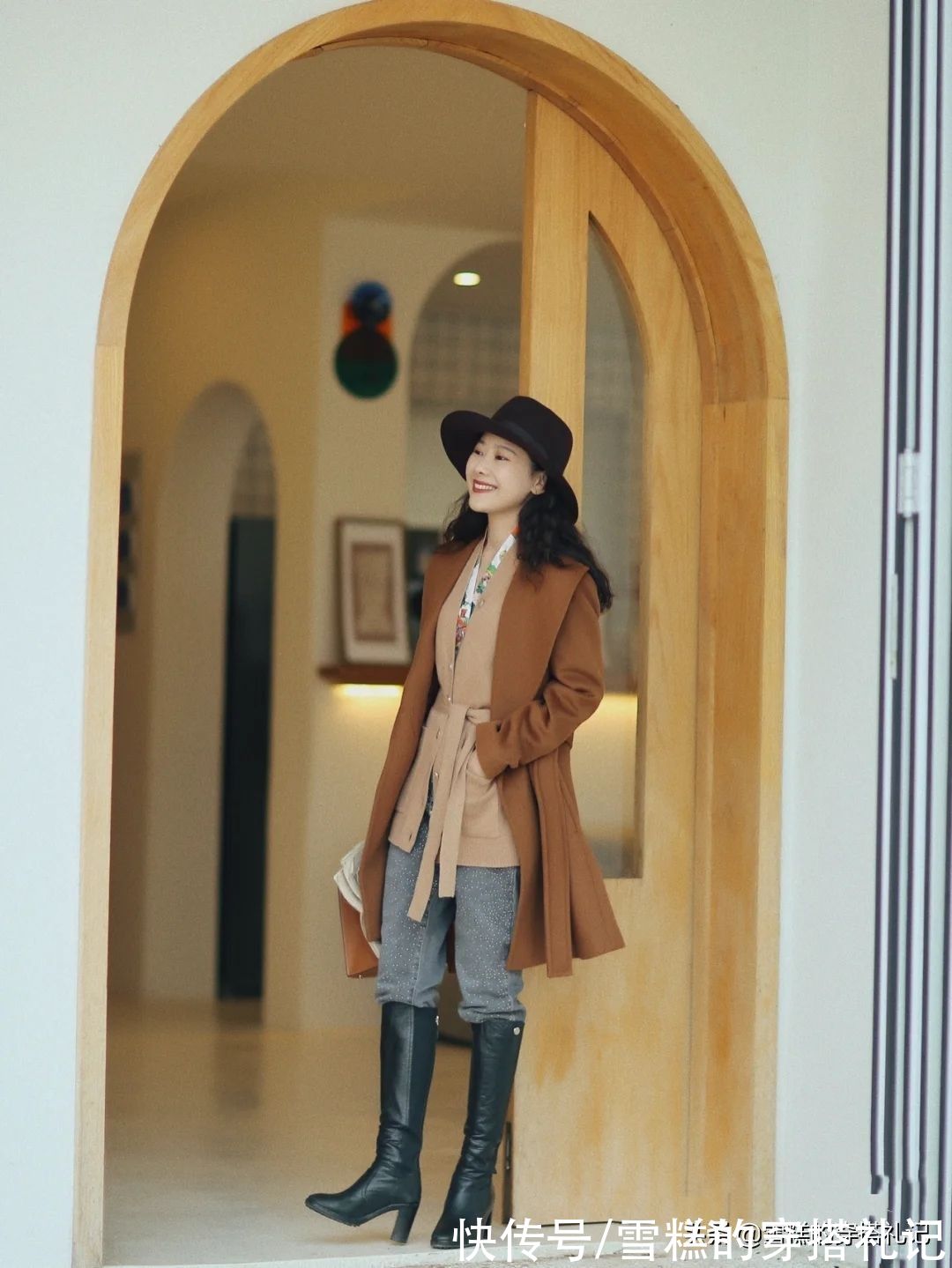 小蛮腰 今年火了一种穿法叫：“大衣+西装”，时尚保暖又高级，太有范了