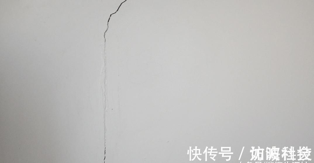 修补|家里白墙不仅脏还有裂缝怎么办 用它涂一涂, 墙壁立马焕然一新