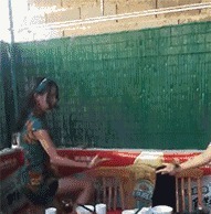 |搞笑GIF:专业电灯泡20年,这车妹子还能淡定的坐下去