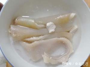 东北名菜—肉皮冻,调制醋蒜汁一口一个,老少皆宜