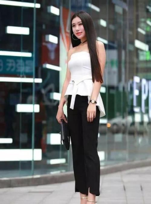 白色|街拍花枝招展的美女,一件白色上衣配黑色裤子,优雅气质迷人