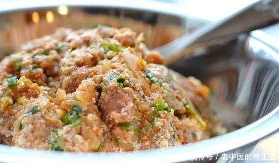 饺子|调肉馅时,只会放油可不行,掌握3点窍门,饺子鲜嫩多汁,香