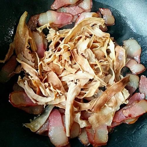 小米辣|腊肉到底怎么洗？用热水or冷水，大厨经验用这种“水”，原汁原味