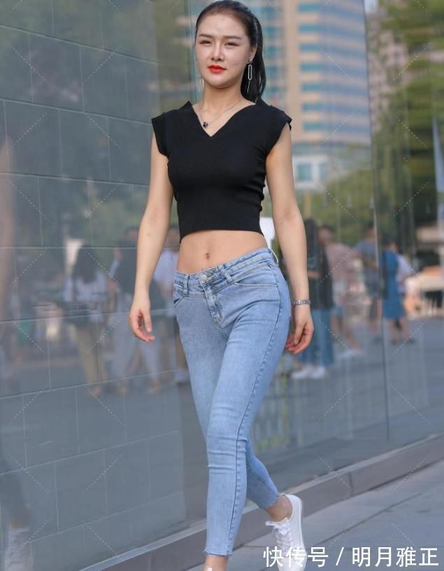 时尚 如何穿的时尚?黑色上衣搭配万能的牛仔裤,瞬间美成小仙女