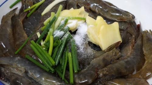 长假在家跟广东大厨学椒盐虾，焦香酥脆做法很简单，吃着特别过瘾