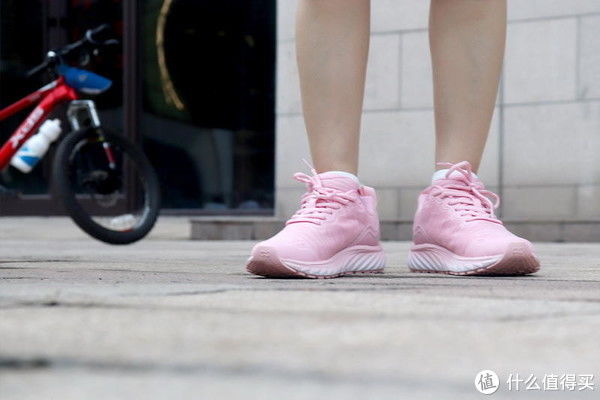 笔点酷玩 篇三百七十四：弹软透气，排汗防滑——咕咚10K悦弹跑鞋体验