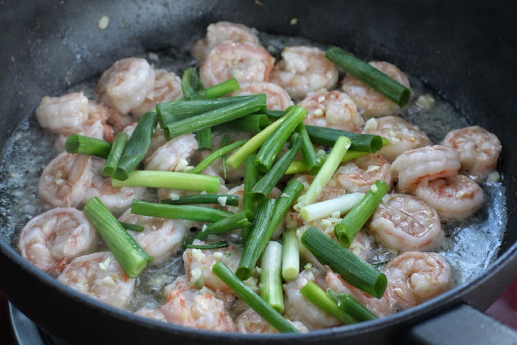 小技巧|掌握三个小技巧，教你一道美味的虾仁做法，学会做给家人吃