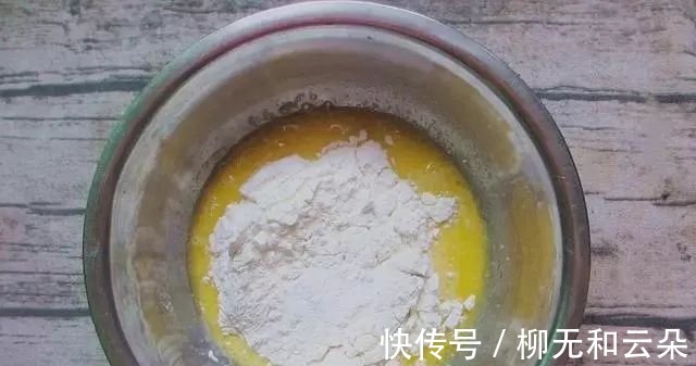糊里|面糊备好锅里烙一烙，10分钟做出超火的舒芙蕾，蓬松软嫩，爆好！