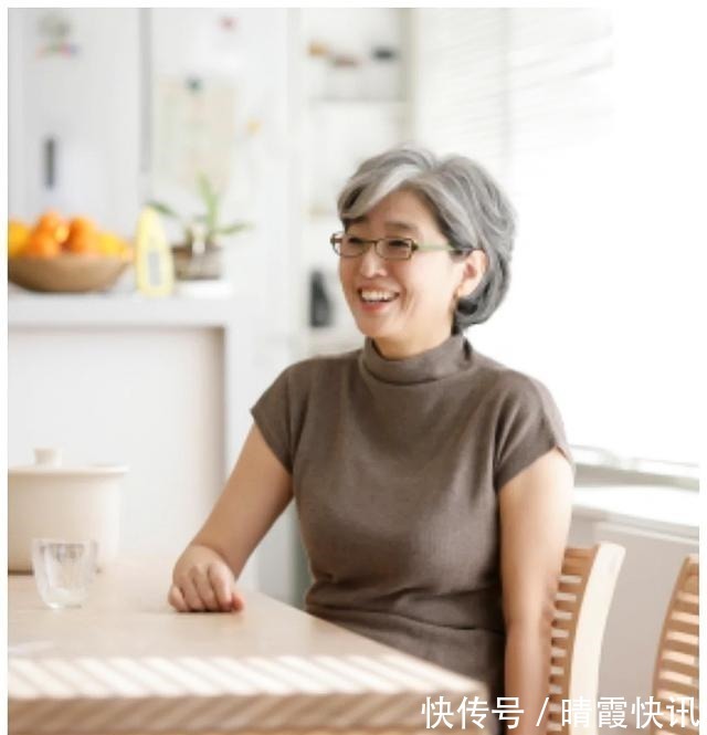 减龄 60岁左右的女人,过年别再烫“大妈卷”!四款减龄发型,更好看