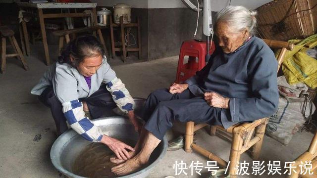 老人|“奶奶为什么不上桌吃饭”6岁孩子问,妈妈的回答让老人落泪