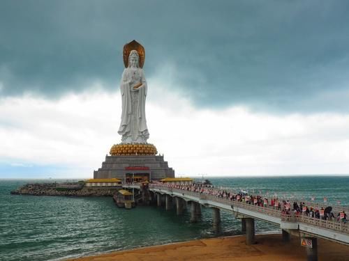 海南三亚的一个区，天之涯海之角，很适合旅游养老