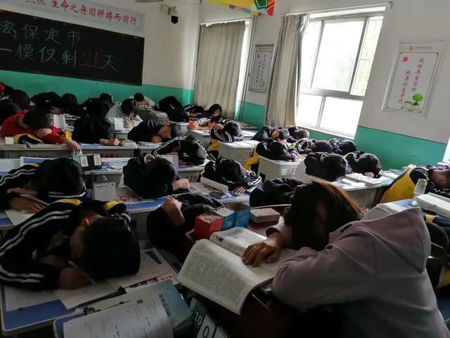 云南|云南高三班主任订6层蛋糕为学生加油，学生反应强烈