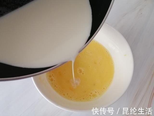 牛奶别直接喝了，加2个鸡蛋，不用烤箱不用打蛋器，出锅抢着吃