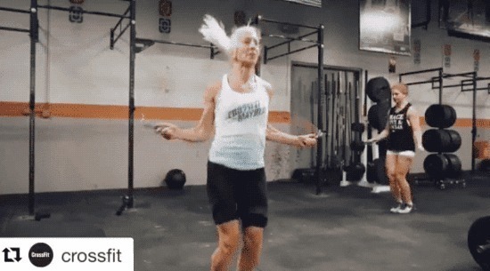 杠铃片|50岁大叔练习1万次引体向上后，背部成了这样