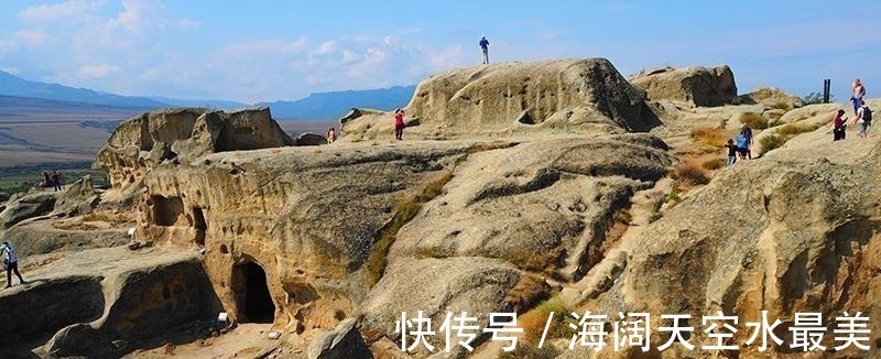 考古专家#亚美尼亚发现最古老的皮鞋,为何里面塞草,这是一种大智慧