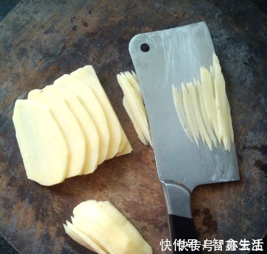 炒土豆丝,放醋时机很重要,学会2技巧,出锅鲜亮脆爽,酸辣入味