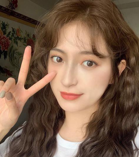 显白的发色，显得人比较甜美，造型也是很美的