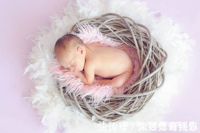 家长|还在给新生儿拍满月照?看完几幅图再决定