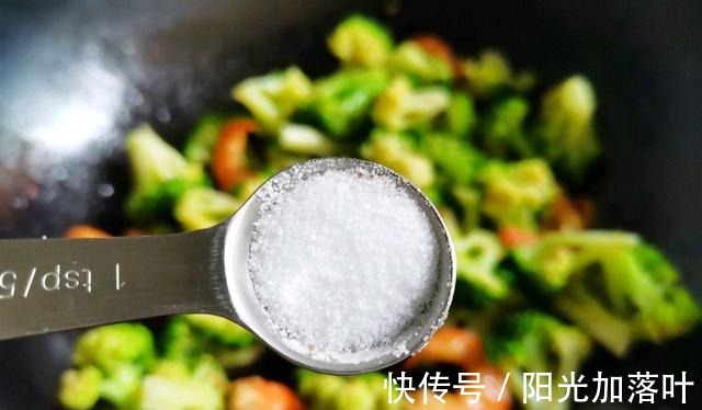老少皆宜|西蓝花和虾仁搭配，随手一炒就是一盘下饭菜，家人都爱吃！