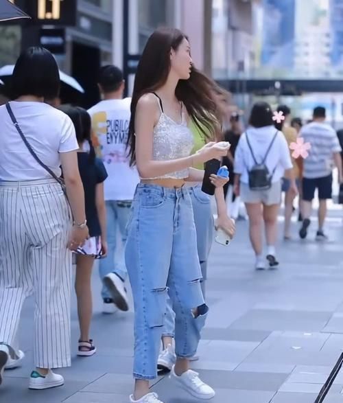 衣服|双胞胎姐妹花穿同款牛仔裤,她却因“小心机”换了件衣服,赢了