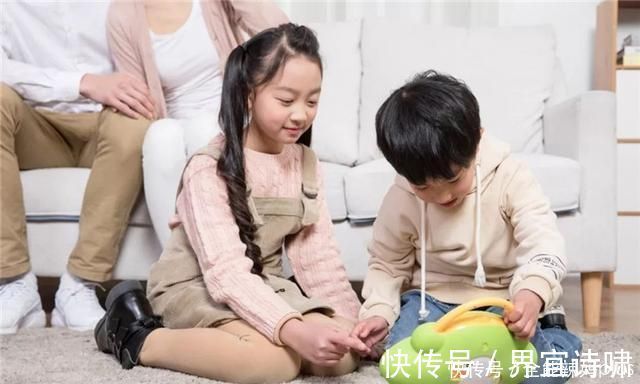 情谊|“超黏人妹妹”走红,藏到桌角也要看哥哥写作业,乖巧似吉祥物