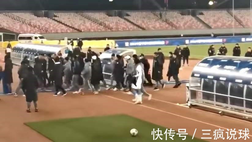 万达集团|极其恶劣+顶格重罚!中超豪门赛后集体失控,数十人围堵+殴打裁判