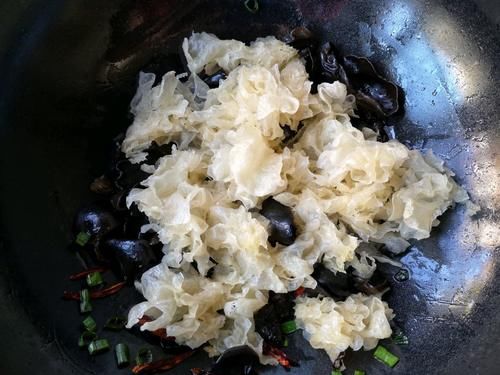 青椒、干辣椒、银耳、木耳这样一起爆炒，味道不会让你失望