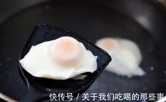 煮荷包蛋不能开水下锅，难怪散花起沫！学会4个技巧，好看又好吃