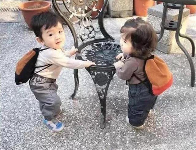 1岁宝宝被爸爸打屁股,找爸爸理论不忘拿着奶瓶,最后一幕太暖心