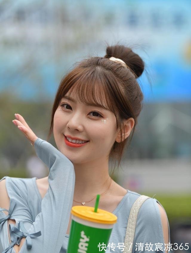 穿搭 清浅绒面长袖雪纺衫,搭配纯洁百褶裙,彰显清新甜美