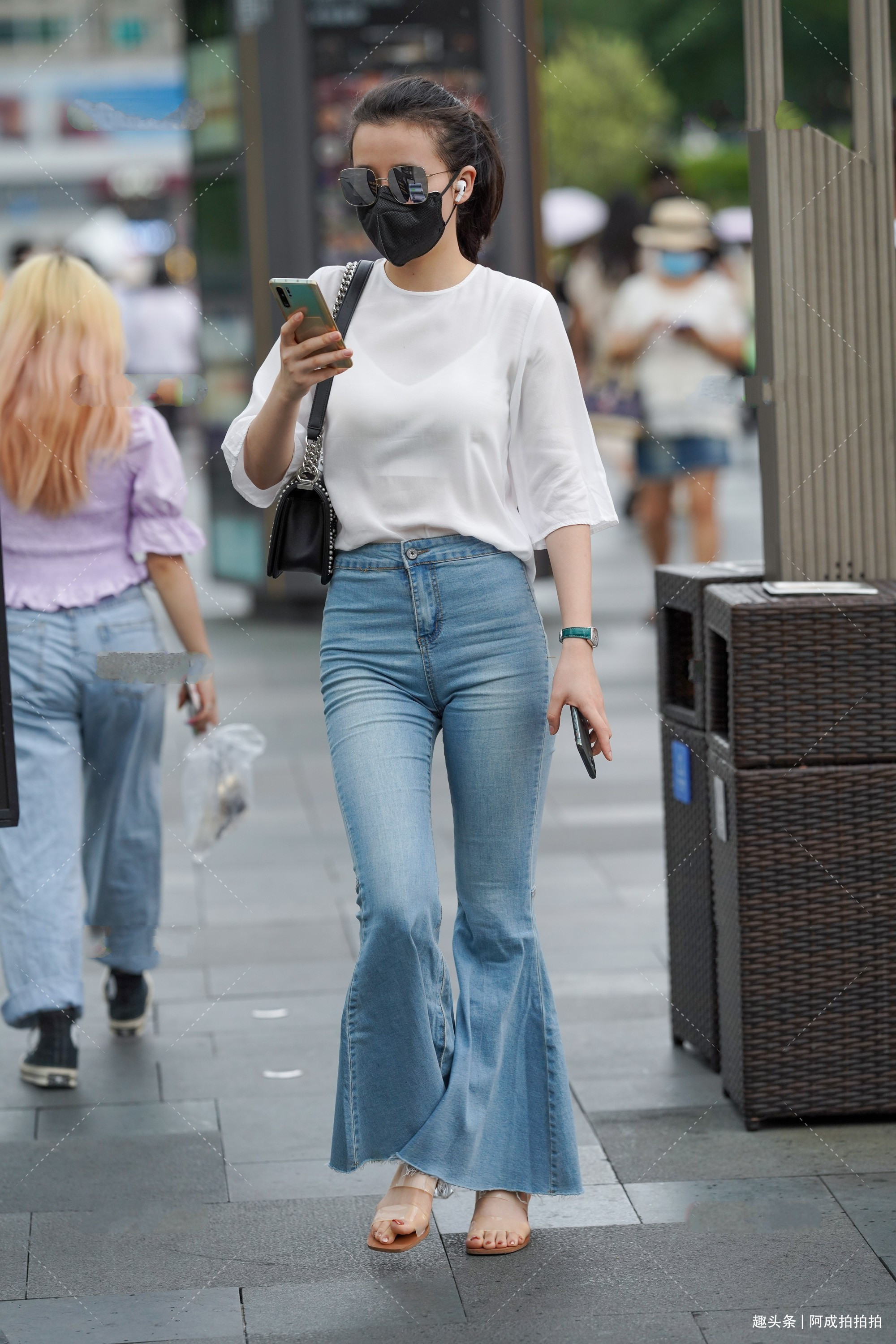 白色上衣 白色上衣搭配牛仔裤，简单大方又好看，时髦感十足