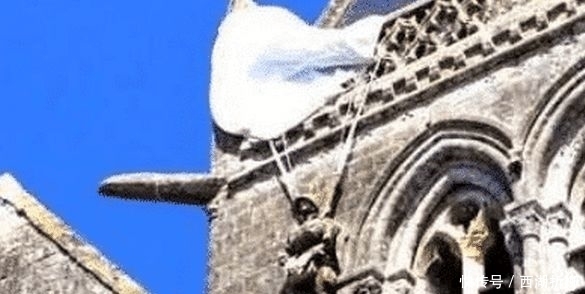 装死|二战中的“装死男”,挂在教堂时钟上逃过死亡,谁知一挂就是74年